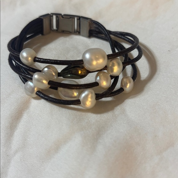 Elegant Black and White Pearl Bracelet - Picture 3 of 3